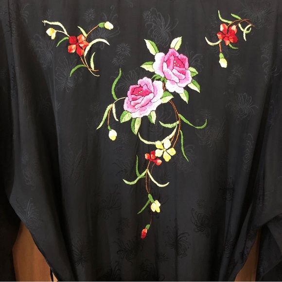 Golden Bee Vintage Floral Embroidered Black Rayon Robe Size Medium - Picture 5 of 10